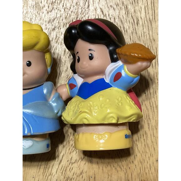 Little People Disney Princess - Cinderella & Snow White 2x w/ Pie & Apple - Picture 4 of 7